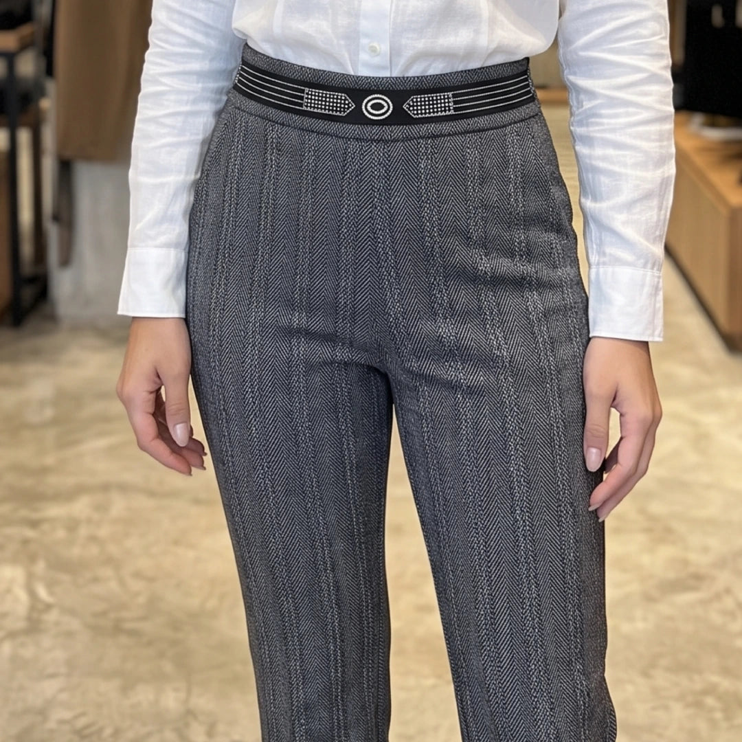 [Pague 2, Leve 3] Calça Elara Feminina em Malha Estruturada, Trama Jacquard e Pedrarias Brilhantes de Cintura Alta Modeladora com Cós Geométrico Decorativo
