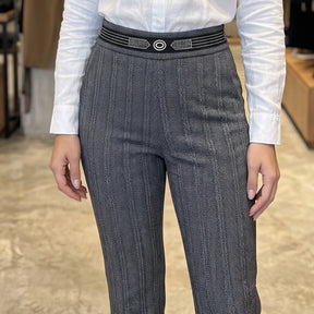 [Pague 2, Leve 3] Calça Elara Feminina em Malha Estruturada, Trama Jacquard e Pedrarias Brilhantes de Cintura Alta Modeladora com Cós Geométrico Decorativo