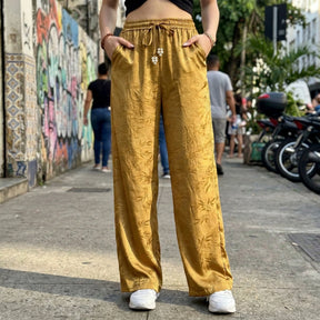 [Leve 4, Pague Só 2!] Calça Lumira Feminina em Tecido Acetinado e Jacquard de Cintura Alta com Cordão de Ajuste em Pérolas
