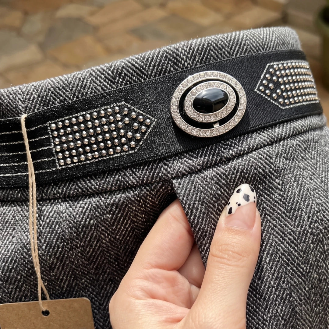 [Pague 2, Leve 3] Calça Elara Feminina em Malha Estruturada, Trama Jacquard e Pedrarias Brilhantes de Cintura Alta Modeladora com Cós Geométrico Decorativo