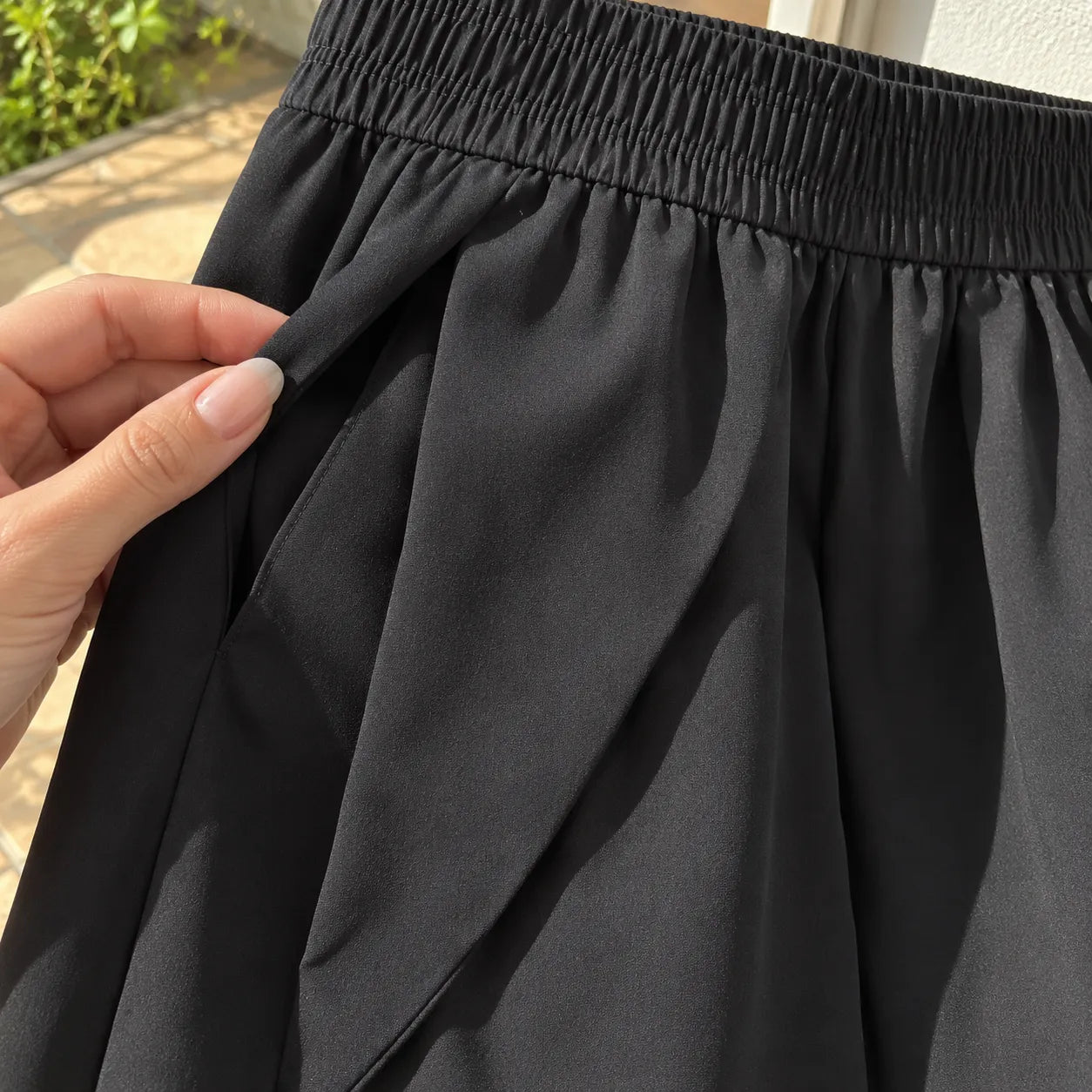 [Compre 2, Leve 4] Bermuda Elina Feminina em Poliéster, Viscose e Elastano de Cintura Alta com Modelagem Evasê, Efeito Saia, Cós Elástico e Bolsos Laterais + BRINDES
