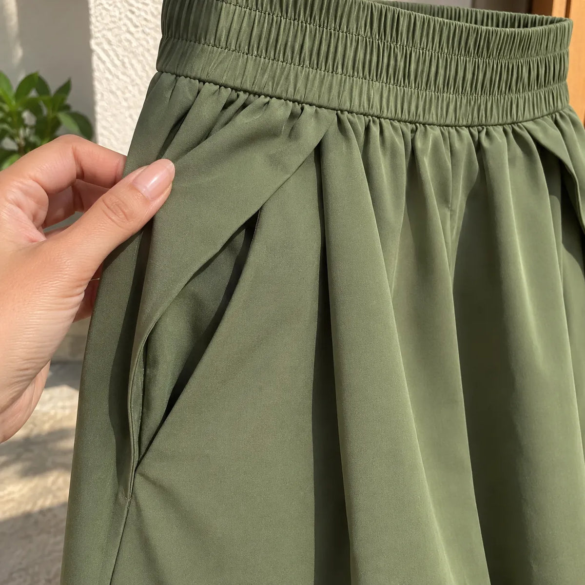 [Compre 2, Leve 4] Bermuda Elina Feminina em Poliéster, Viscose e Elastano de Cintura Alta com Modelagem Evasê, Efeito Saia, Cós Elástico e Bolsos Laterais + BRINDES