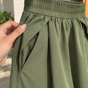 [Compre 2, Leve 4] Bermuda Elina Feminina em Poliéster, Viscose e Elastano de Cintura Alta com Modelagem Evasê, Efeito Saia, Cós Elástico e Bolsos Laterais + BRINDES